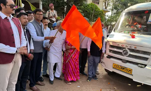 वित्तमंत्री ओपी चौधरी ने जशपुर नगर में स्वास्थ्यकर्मियों को दिखाई हरी झंडी वित्तमंत्री ओपी चौधरी ने जशपुर नगर में स्वास्थ्यकर्मियों को दिखाई हरी झंडी
