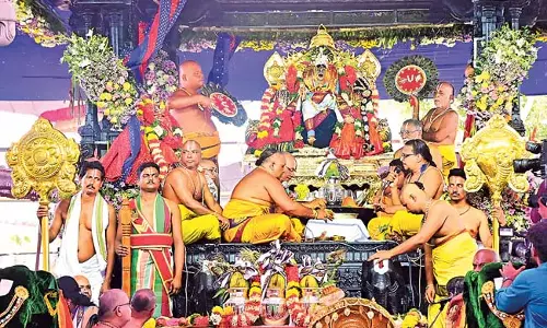 Telangana : भगवान राम के राज्याभिषेक पर लाखों भक्त आनन्दित होते Telangana : भगवान राम के राज्याभिषेक पर लाखों भक्त आनन्दित होते
