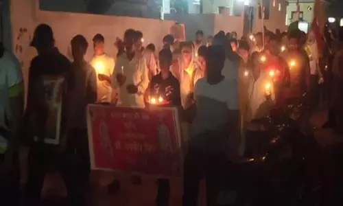 कठुआ ऑपरेशन में शहीद हुए पुलिस कांस्टेबल को श्रद्धांजलि देने के लिए स्थानीय लोगों ने कैंडल मार्च निकाला कठुआ ऑपरेशन में शहीद हुए पुलिस कांस्टेबल को श्रद्धांजलि देने के लिए स्थानीय लोगों ने कैंडल मार्च निकाला