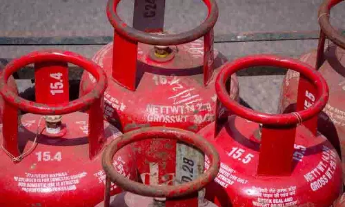 कांग्रेस ने LPG सिलेंडर की कीमत में 50 रुपये की बढ़ोतरी की निंदा की