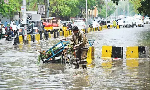 GHMC: फंड नालियों में जा रहा है सड़कों पर पानी GHMC: फंड नालियों में जा रहा है सड़कों पर पानी