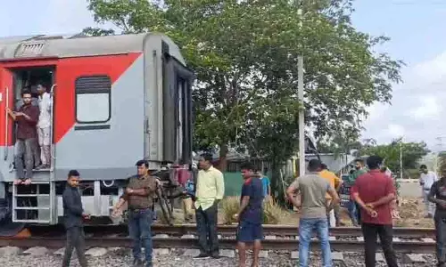 Srikakulam में सिकंदराबाद-हावड़ा फलकनुमा सुपरफास्ट एक्सप्रेस के डिब्बे अलग हुए Srikakulam में सिकंदराबाद-हावड़ा फलकनुमा सुपरफास्ट एक्सप्रेस के डिब्बे अलग हुए