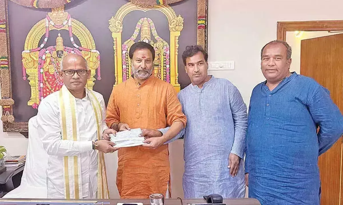 Andhra: टीटीडी को 30 लाख रुपये दान Andhra: टीटीडी को 30 लाख रुपये दान