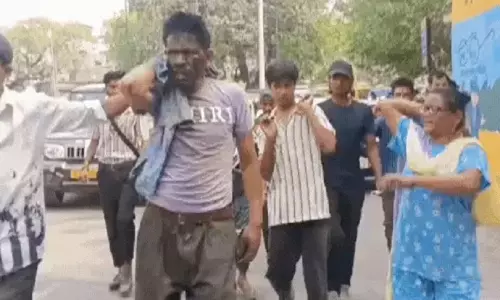 Moradabad: रेप के आरोप में आक्रोशित लोगों ने युवक को मुंह काला कर घुमाया