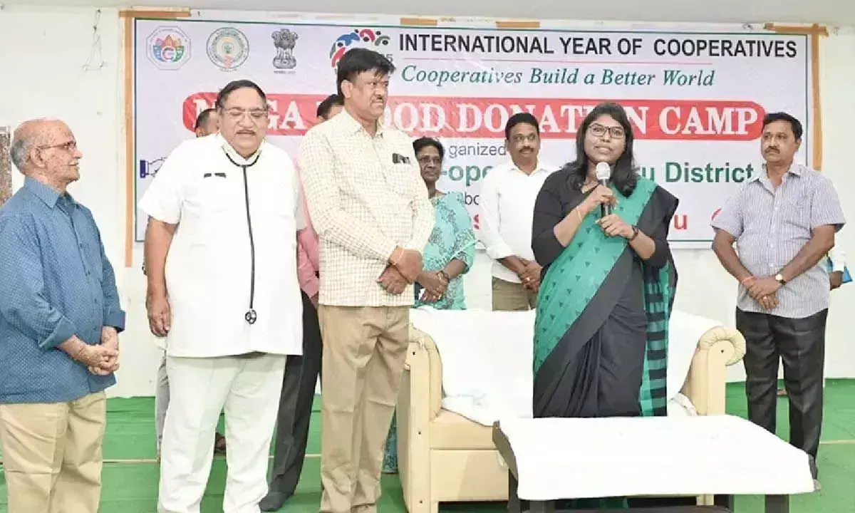Andhra: लोगों से कहा गया कि रक्तदान करना अपनी आदत बना लें Andhra: लोगों से कहा गया कि रक्तदान करना अपनी आदत बना लें