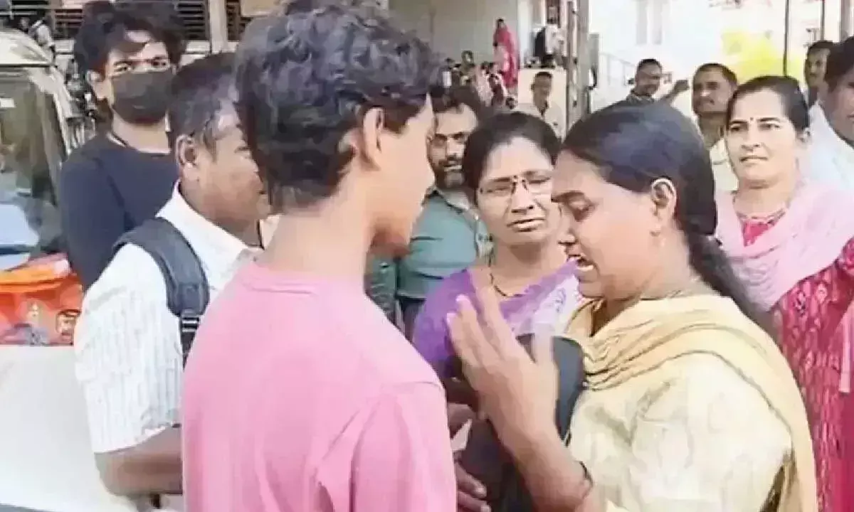 अभिभावकों ने पवन काफिले पर बच्चों की परीक्षा छूटने का आरोप लगाया