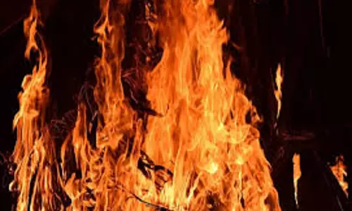 Balrampur : जमीन विवाद में रिश्तेदार को आग लगाने के आरोप में पिता-पुत्र को गिरफ्तार Balrampur : जमीन विवाद में रिश्तेदार को आग लगाने के आरोप में पिता-पुत्र को गिरफ्तार