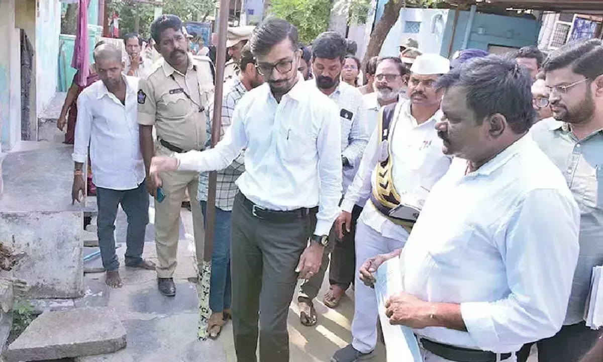 कलेक्टर ने सीधे फीडबैक के लिए PGRS आवेदक के घर का दौरा किया