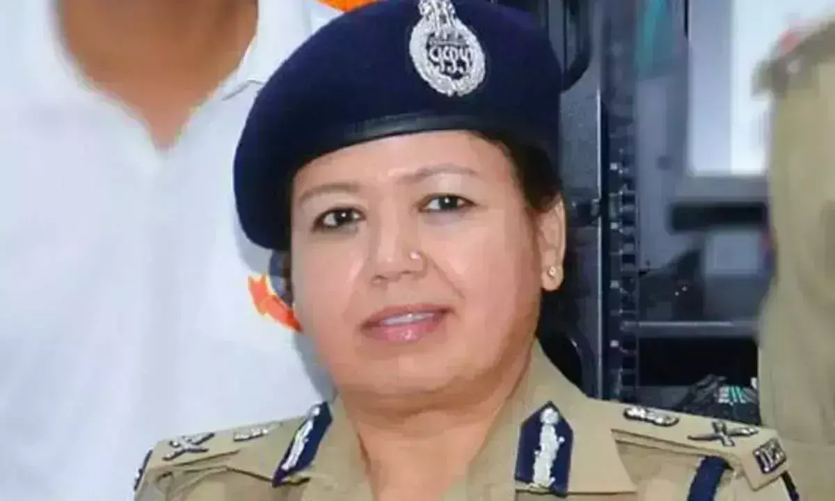 IPS अधिकारी अभिलाषा बिष्ट तेलंगाना कैडर से मुक्त होकर आंध्र प्रदेश कैडर में शामिल हुईं