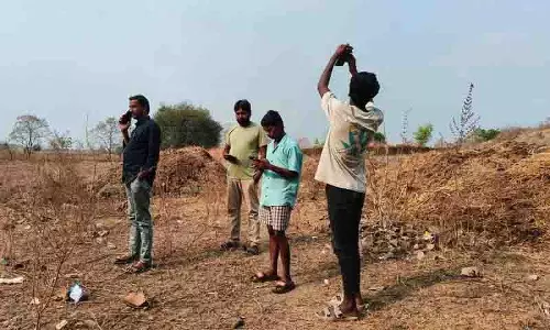 Nirmal में दूरसंचार नेटवर्क की कमी के कारण ग्रामीणों को परेशानी का सामना करना पड़ रहा