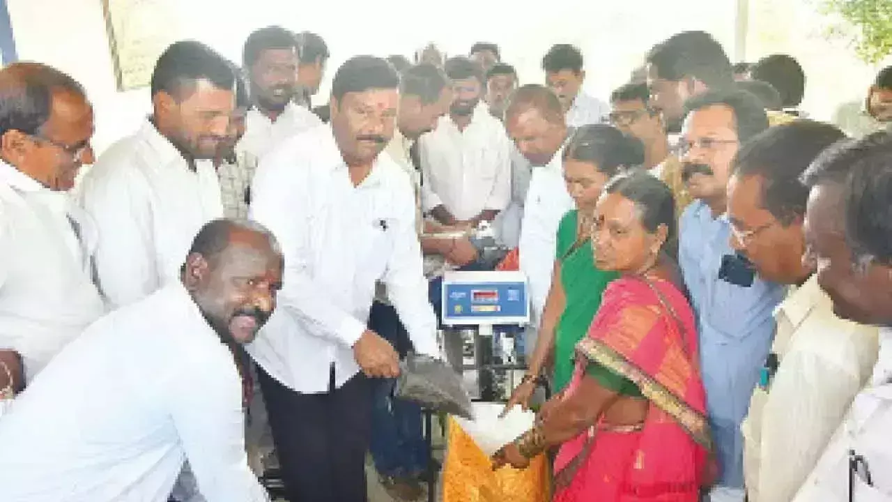 Telangana: एलेटी ने गरीबों को बढ़िया चावल वितरित किया