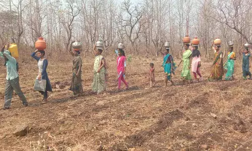 Asifabad में आदिवासी महिलाएं पेयजल संकट से जूझ रही Asifabad में आदिवासी महिलाएं पेयजल संकट से जूझ रही