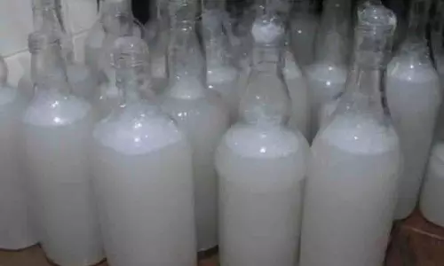 Kamareddy में मिलावटी ताड़ी पीने से 58 लोग बीमार Kamareddy में मिलावटी ताड़ी पीने से 58 लोग बीमार