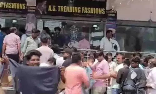 Hyderabad के एक स्टोर में ‘1 रुपए में कपड़े’ के ऑफर से अफरा-तफरी मच गई