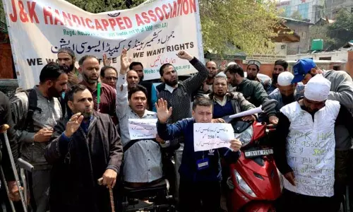 दिव्यांगजनों ने किया प्रदर्शन, Omar सरकार पर लगाया उदासीनता का आरोप