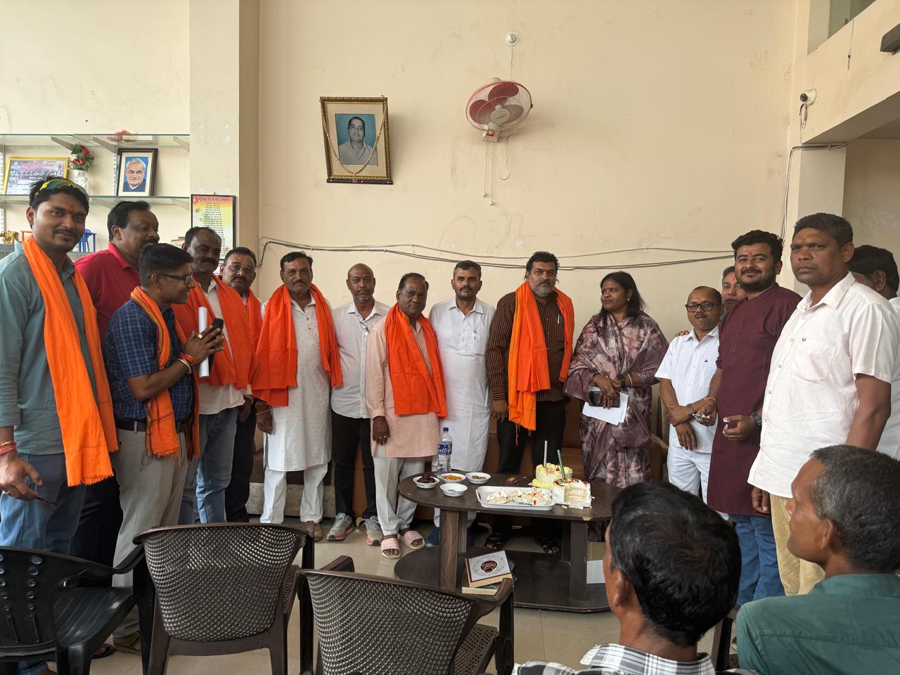 BJP स्थापना दिवस पर लखनपुर में कार्यकर्ता सम्मेलन और वरिष्ठ नेताओं का सम्मान