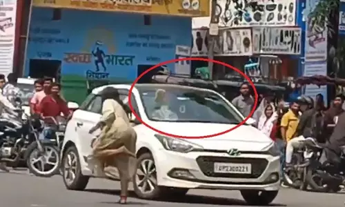 महिला ने चौराहे पर जमकर बरसाए ईंट पत्थर, देखें VIDEO महिला ने चौराहे पर जमकर बरसाए ईंट पत्थर, देखें VIDEO