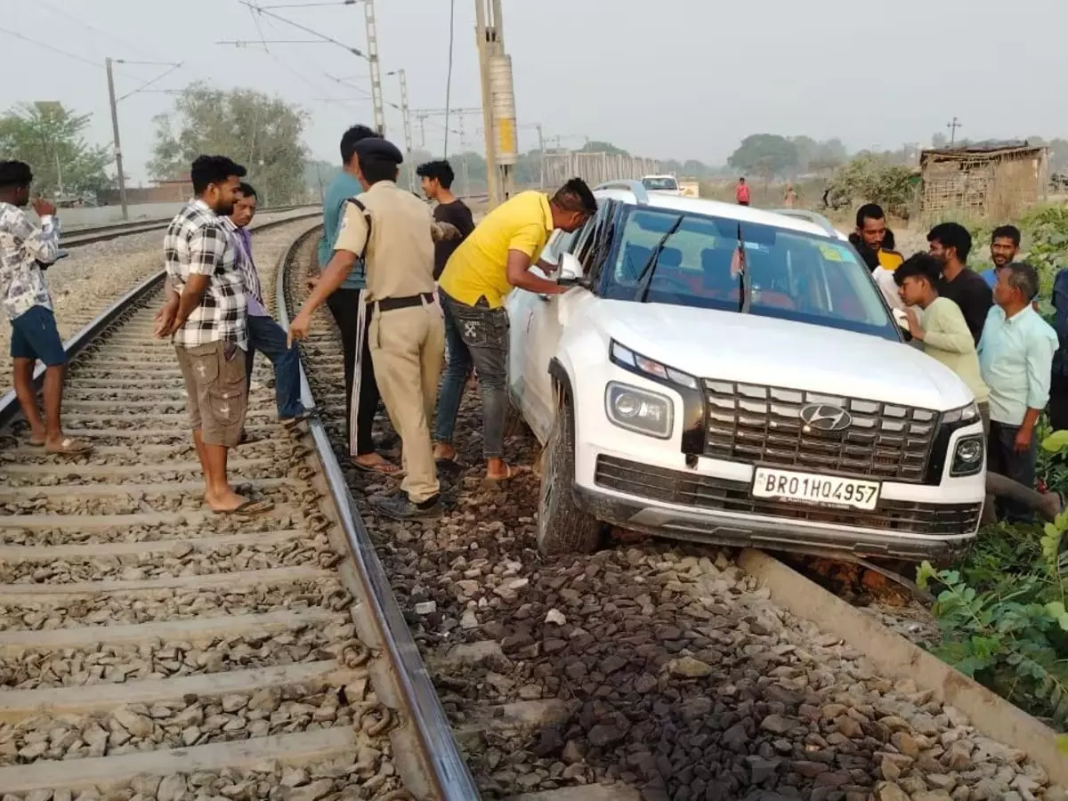 सड़क के बजाय गूगल मैप ले गया रेलवे ट्रैक में, लोको पायलट ने समय रहते बचा ली कार चालक की जान सड़क के बजाय गूगल मैप ले गया रेलवे ट्रैक में, लोको पायलट ने समय रहते बचा ली कार चालक की जान