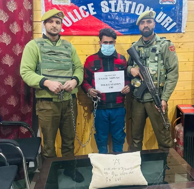 बारामूला में पुलिस ने ड्रग तस्कर को गिरफ्तार, 1.2 किलोग्राम ब्राउन शुगर जब्त बारामूला में पुलिस ने ड्रग तस्कर को गिरफ्तार, 1.2 किलोग्राम ब्राउन शुगर जब्त