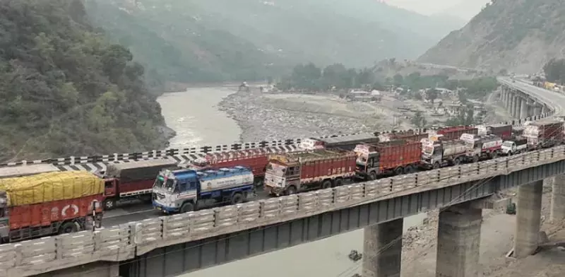 श्रीनगर-जम्मू राष्ट्रीय राजमार्ग खुला, वाहनों की आवाजाही धीमी श्रीनगर-जम्मू राष्ट्रीय राजमार्ग खुला, वाहनों की आवाजाही धीमी
