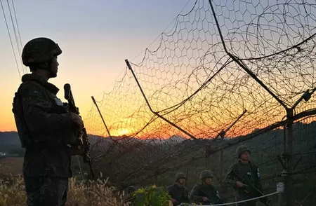 दक्षिण कोरिया की सेना ने उत्तर कोरियाई सैनिकों पर चेतावनी के तौर पर चलाईं गोलियां दक्षिण कोरिया की सेना ने उत्तर कोरियाई सैनिकों पर चेतावनी के तौर पर चलाईं गोलियां
