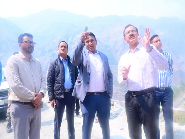 Uttarakhand वरिष्ठ अधिकारी ने चारधाम यात्रा से पहले चमोली में निरीक्षण दौरा किया Uttarakhand वरिष्ठ अधिकारी ने चारधाम यात्रा से पहले चमोली में निरीक्षण दौरा किया