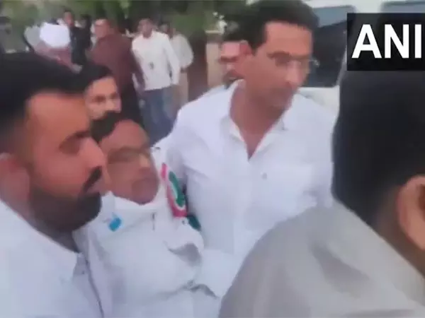 मेरे पिता निगरानी में हैं: Ahmedabad में गर्मी के कारण पी चिदंबरम के बेहोश होने के बाद कार्ति चिदंबरम मेरे पिता निगरानी में हैं: Ahmedabad में गर्मी के कारण पी चिदंबरम के बेहोश होने के बाद कार्ति चिदंबरम