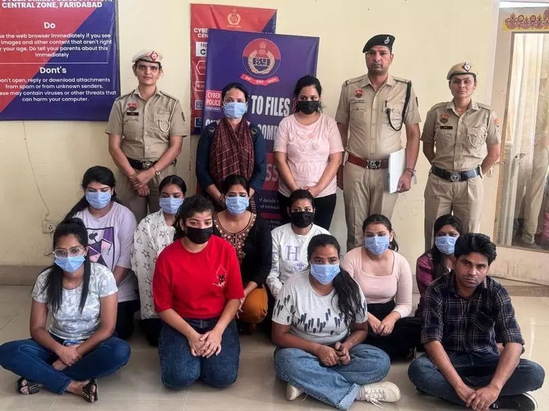 फरीदाबाद: जालसाजों के गिरोह का भंडाफोड़, 12 पुलिस के शिकंजे में फरीदाबाद: जालसाजों के गिरोह का भंडाफोड़, 12 पुलिस के शिकंजे में
