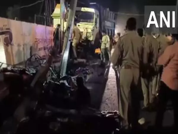 Ayodhya : तेज रफ्तार डंपर ने कई वाहनों को टक्कर मारी, एक की मौत, पांच घायल Ayodhya : तेज रफ्तार डंपर ने कई वाहनों को टक्कर मारी, एक की मौत, पांच घायल