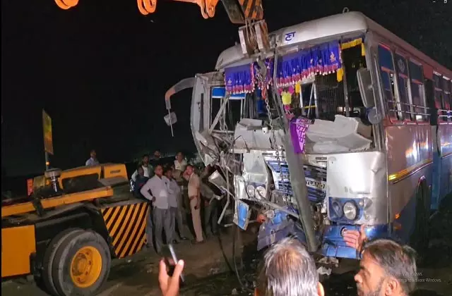 Haryana : बस और हाइड्रा क्रेन के बीच भीषण टक्कर, कई लोग घायल Haryana : बस और हाइड्रा क्रेन के बीच भीषण टक्कर, कई लोग घायल