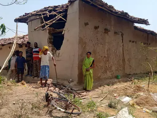 दंतैल हाथी के उत्पात से 4 परिवार बेघर, भागकर ग्रामीणों ने बचाई अपनी जान दंतैल हाथी के उत्पात से 4 परिवार बेघर, भागकर ग्रामीणों ने बचाई अपनी जान