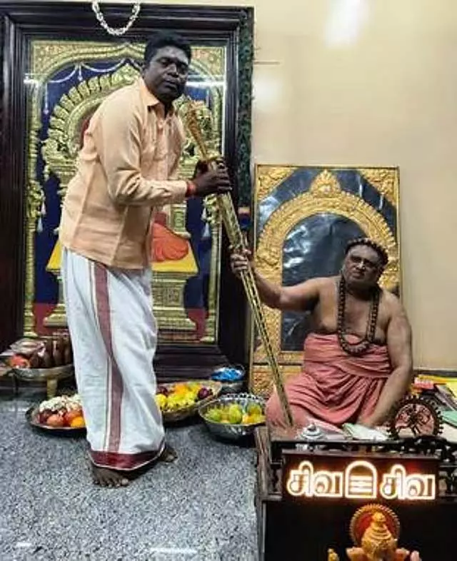 Tamil Nadu : थिरुवदुथुरई अथेनम ने मूर्तिकार को राजदंड भेंट किया Tamil Nadu : थिरुवदुथुरई अथेनम ने मूर्तिकार को राजदंड भेंट किया