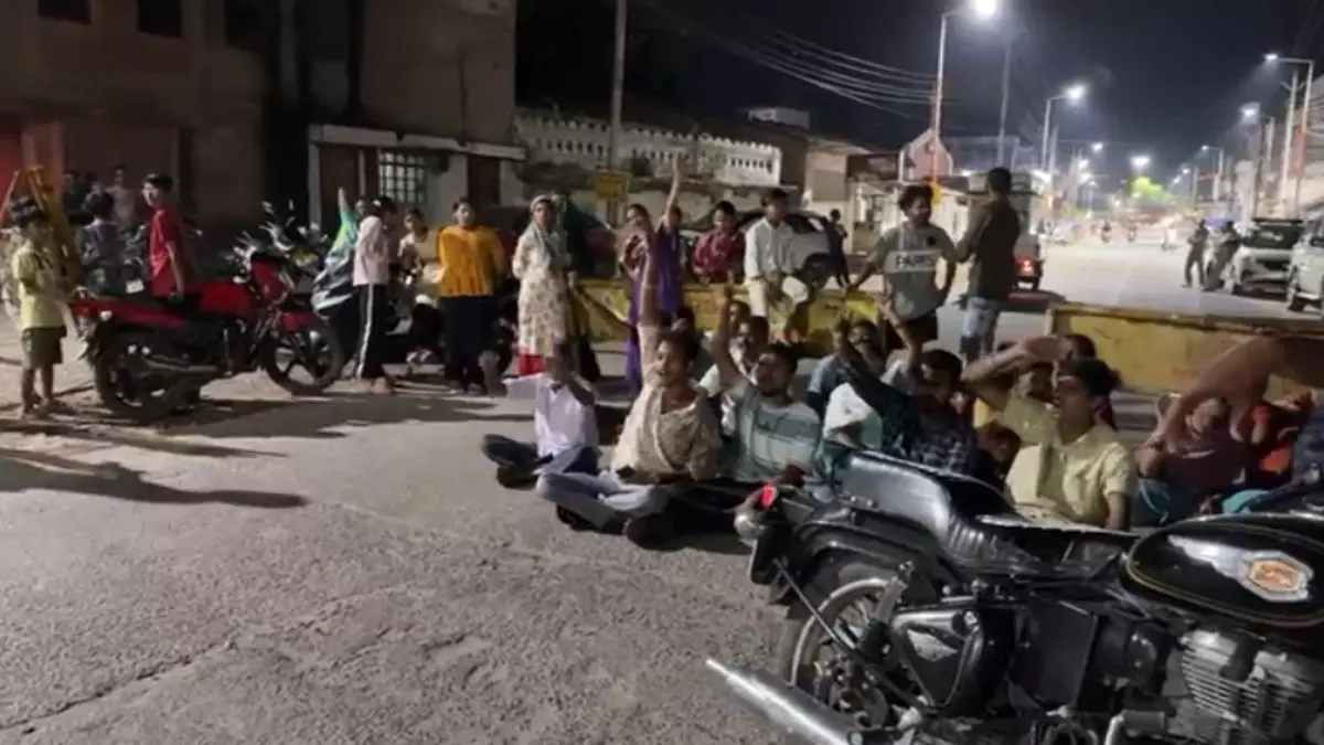 बिजली गुल से नींद उड़ी, कांकेर में लोगों का हंगामा बिजली गुल से नींद उड़ी, कांकेर में लोगों का हंगामा