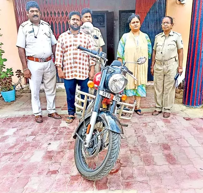 Odisha: मास्टर बुककीपर के पद पर कार्यरत वाई हेमलता पर 26.66 लाख सरकारी धन का आरोप Odisha: मास्टर बुककीपर के पद पर कार्यरत वाई हेमलता पर 26.66 लाख सरकारी धन का आरोप
