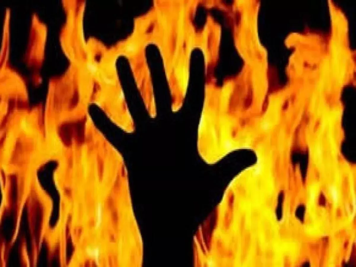 बाथरूम में खुद को बंद कर छात्रा ने लगाई आग, सुसाइड से परिजन सदमे में बाथरूम में खुद को बंद कर छात्रा ने लगाई आग, सुसाइड से परिजन सदमे में