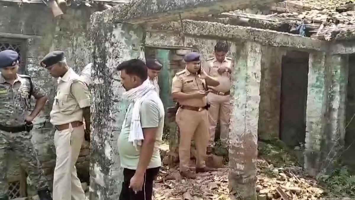 नाखून उखाड़ा फिर करंट लगाकर मार डाला, परिवार ने हत्यारे के दरवाजे पर जला दी लाश नाखून उखाड़ा फिर करंट लगाकर मार डाला, परिवार ने हत्यारे के दरवाजे पर जला दी लाश
