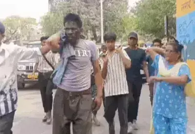Moradabad: दुष्कर्म के आरोपी को भीड़ ने सजा दी, मुंह पर कालिख पोतकर थाने पहुंचाया Moradabad: दुष्कर्म के आरोपी को भीड़ ने सजा दी, मुंह पर कालिख पोतकर थाने पहुंचाया