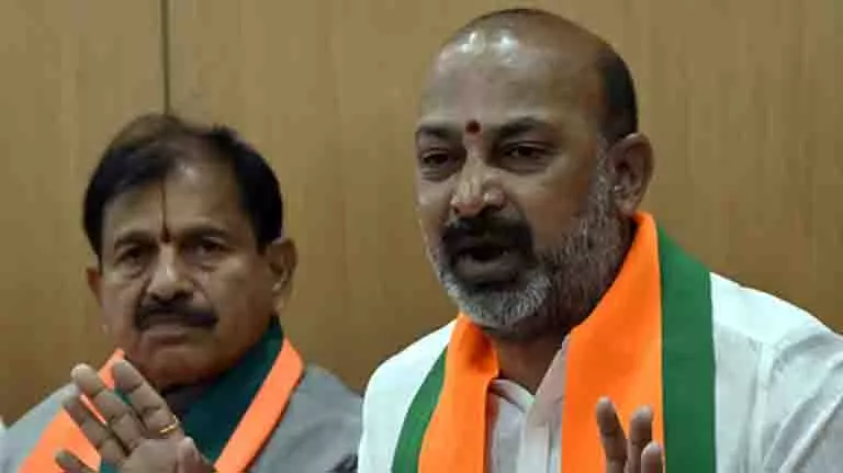 रेवंत-केटीआर मिलकर तेलंगाना को लूट रहे: Union Minister Bandi रेवंत-केटीआर मिलकर तेलंगाना को लूट रहे: Union Minister Bandi