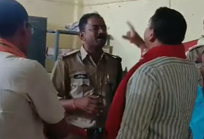 पुलिस अधिकारी के झांसे में आ गए सटोरिए, 2 लाख रिश्वत देकर भी गए जेल पुलिस अधिकारी के झांसे में आ गए सटोरिए, 2 लाख रिश्वत देकर भी गए जेल