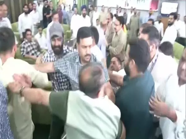 J-K विधानसभा में आप विधायकों द्वारा हिंदुओं पर की गई टिप्पणी के बाद हाथापाई, नेताओं को परिसर से बाहर धकेला गया J-K विधानसभा में आप विधायकों द्वारा हिंदुओं पर की गई टिप्पणी के बाद हाथापाई, नेताओं को परिसर से बाहर धकेला गया