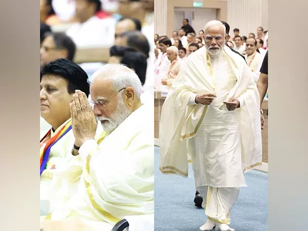 PM Modi ने नंगे पैर नवकार महामंत्र कार्यक्रम में भाग लिया, जनता के बीच बैठे PM Modi ने नंगे पैर नवकार महामंत्र कार्यक्रम में भाग लिया, जनता के बीच बैठे