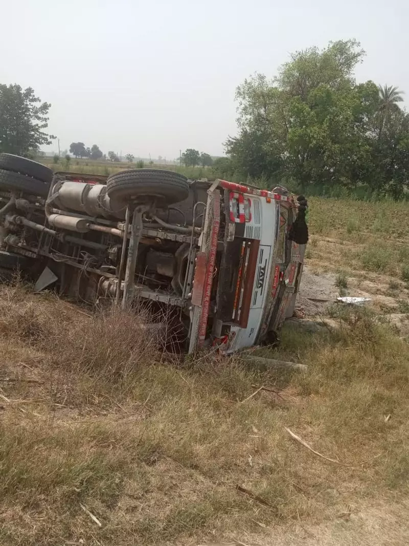 Haryana : ड्राइवरों ने ‘साथ चल रहे पुलिसकर्मियों को मारने की कोशिश में’ ट्रक पलटा दिया Haryana : ड्राइवरों ने ‘साथ चल रहे पुलिसकर्मियों को मारने की कोशिश में’ ट्रक पलटा दिया