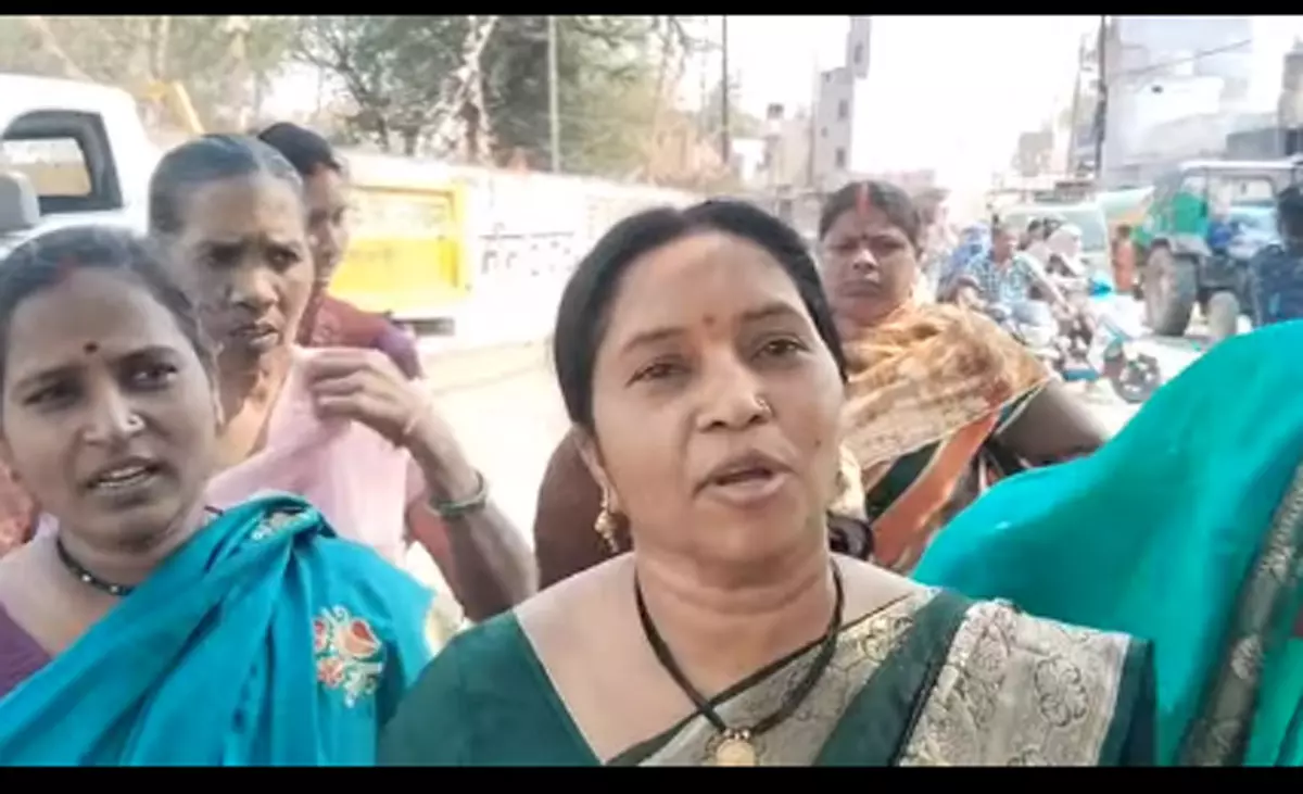 आमानाका में जलसंकट, महिलाओं ने ट्रैफिक रोकी आमानाका में जलसंकट, महिलाओं ने ट्रैफिक रोकी