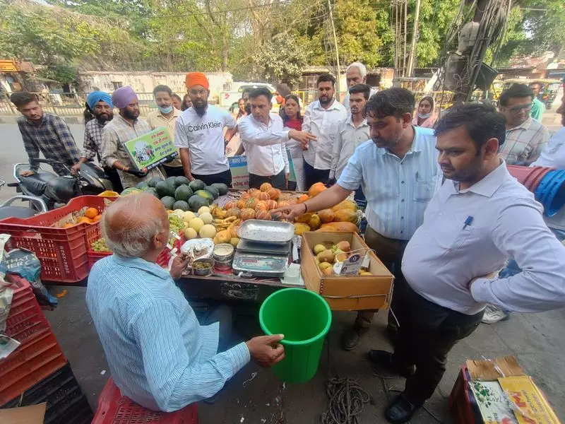 Haryana : कचरा अलग-अलग करने के लिए दुकानदारों और रेहड़ी-पटरी वालों को डस्टबिन वितरित किए Haryana : कचरा अलग-अलग करने के लिए दुकानदारों और रेहड़ी-पटरी वालों को डस्टबिन वितरित किए
