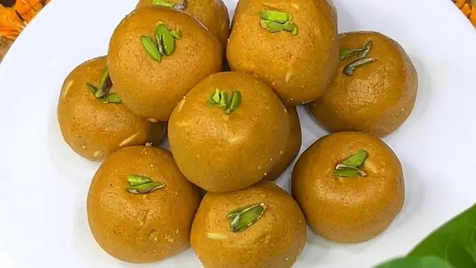 Hanuman Janmotsav Bhog: इस रेसिपी से बनाएं बेसन के लड्डू और हनुमान जी को लगाएं भोग Hanuman Janmotsav Bhog: इस रेसिपी से बनाएं बेसन के लड्डू और हनुमान जी को लगाएं भोग