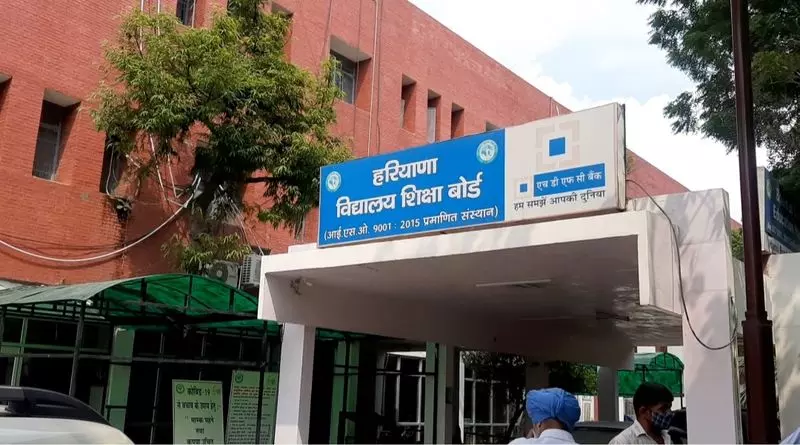 Haryana : व्याख्या बिना अनुमति के चल रहे करनाल के निजी स्कूल बड़ी चुनौती Haryana : व्याख्या बिना अनुमति के चल रहे करनाल के निजी स्कूल बड़ी चुनौती