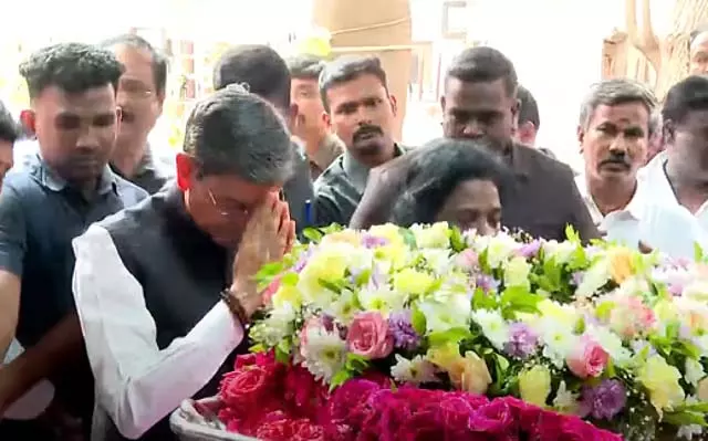 Tamil Nadu: राज्यपाल आर.एन. रवि ने कुमारी अनंथन को श्रद्धांजलि अर्पित की Tamil Nadu: राज्यपाल आर.एन. रवि ने कुमारी अनंथन को श्रद्धांजलि अर्पित की