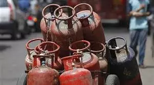 LPG की बढ़ती कीमतें: गृहणियां पैसे बचाने के लिए विकल्प तलाश रही LPG की बढ़ती कीमतें: गृहणियां पैसे बचाने के लिए विकल्प तलाश रही