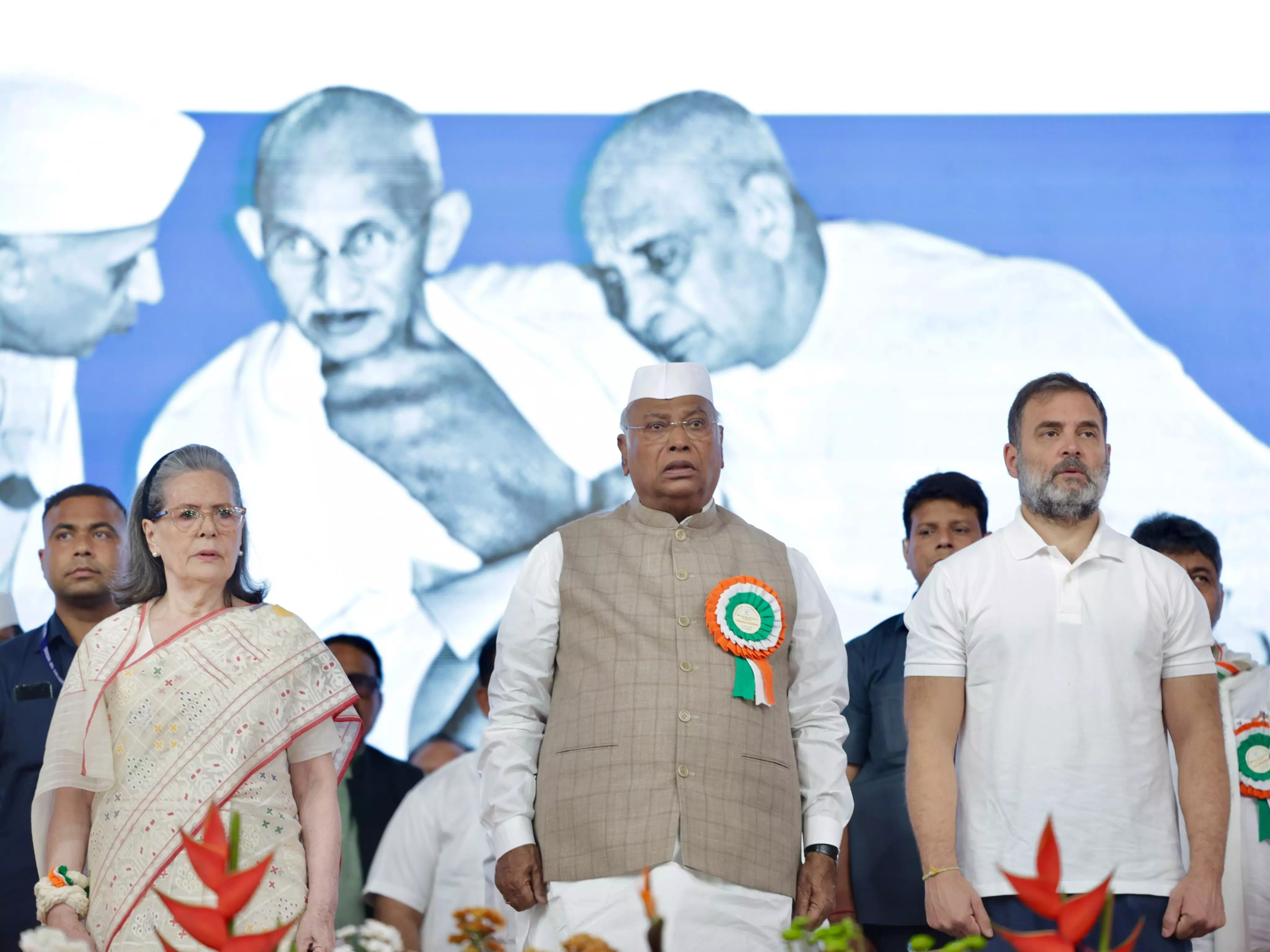 गुजरात में कांग्रेस का अधिवेशन: खड़गे बोले, यह सरकार विपक्ष को बोलने नहीं देती गुजरात में कांग्रेस का अधिवेशन: खड़गे बोले, यह सरकार विपक्ष को बोलने नहीं देती