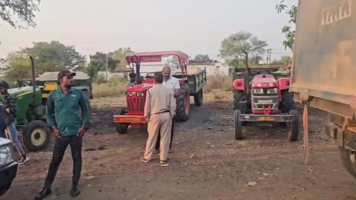 सांसद ने अपने प्रतिनिधि को भेजा नदी, रेत के अवैध उत्खनन में लगे ट्रैक्टर और हाइवा को पकड़ा सांसद ने अपने प्रतिनिधि को भेजा नदी, रेत के अवैध उत्खनन में लगे ट्रैक्टर और हाइवा को पकड़ा